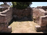 03041 ostia - castrum - decumanus maximus - caseggiato del portico delle mura del castrum (i,i,4) - vierter laden - bli ri westen - 06-2022.jpg